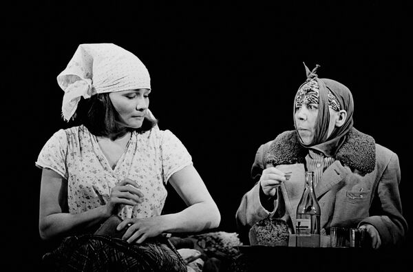 Зинаида Славина и Татьяна Жукова в сцене из спектакля “Деревянные кони