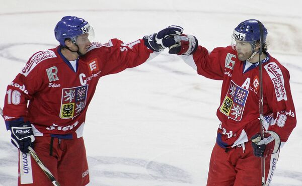 Хоккеисты сборной Чехии Яромир Ягр (справа) и Петр Чаянек празднуют победу над шведами в матче Евротура