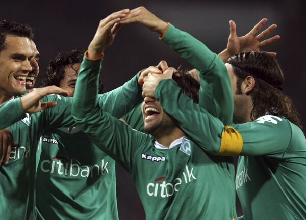Футболисты Вердера поздравляеют Диего (в центре) с голом в ворота Удинезе в матче Кубка УЕФА