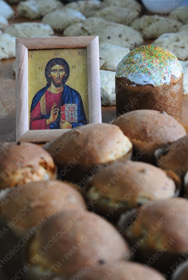 Изготовление куличей в пекарне Свято-Данилова монастыря