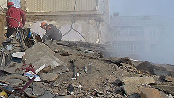 Стена жилого дома обрушилась в жилом доме Петербурга
