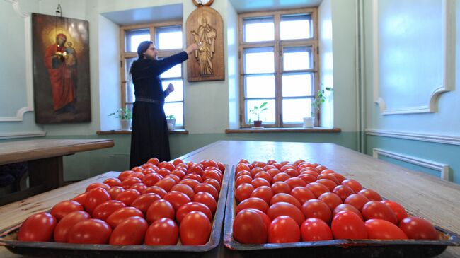 Покраска пасхальных яиц в Даниловском монастыре