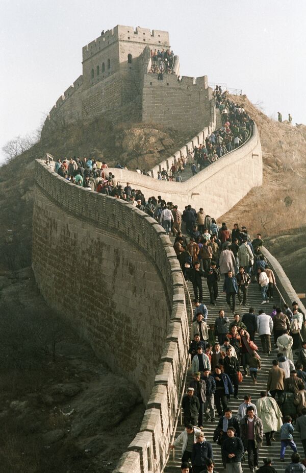 Туристы гуляют по Великой Китайской Стене