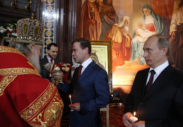 Президент РФ Д. Медведев присутствовал на Пасхальном богослужении в храме Христа Спасителя