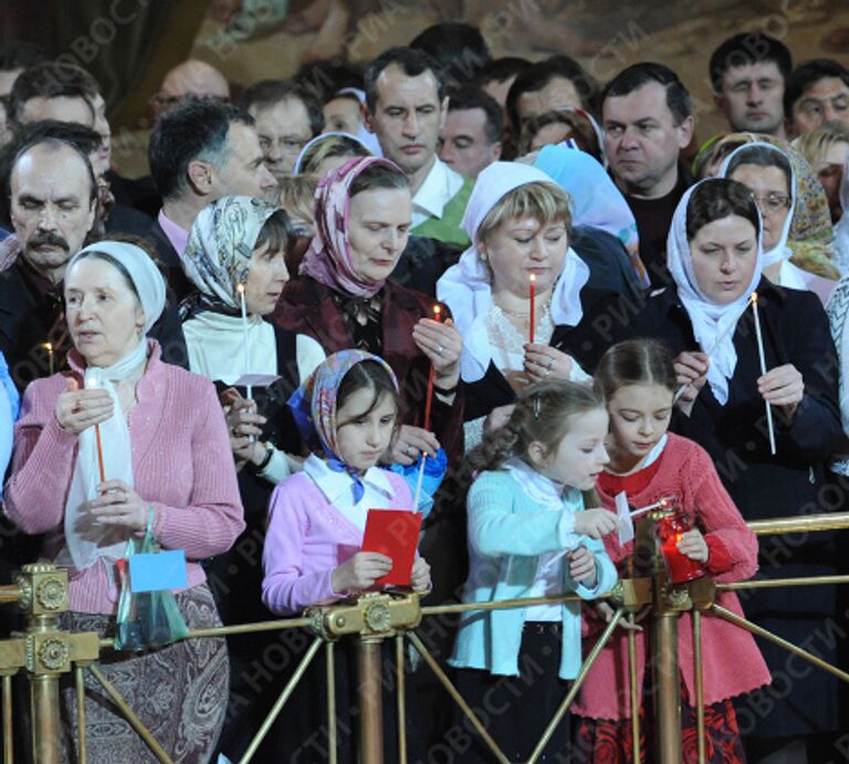 Пасхальное богослужение в храме Христа Спасителя в Москве