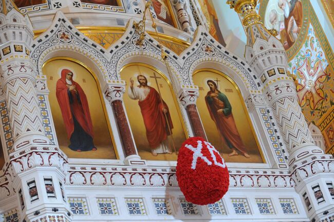 Пасхальное богослужение в Храме Христа Спасителя в Москве. Архив