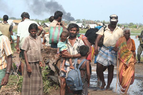 Тамильские беженцы покидают зону безопасности