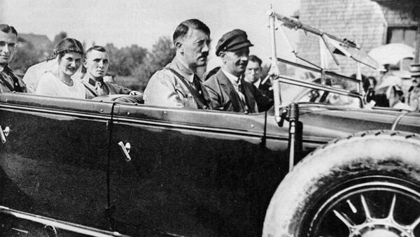 Адольф Гитлер (в центре) с соратником по партии Мартином Борманом (сзади) и его невестой