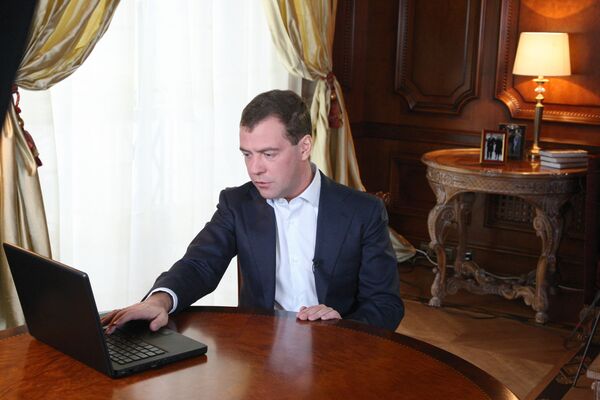 Медведев поручил изучить экономические идеи футуролога из интернета