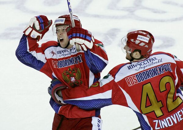 Игроки сборной России по хоккею Сергей Мозякин и Сергей Зиновьев (42)