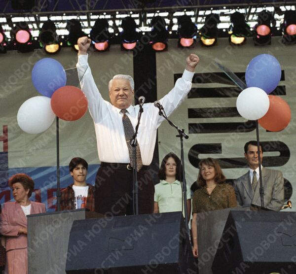 Ельцин выступает на митинге-концерте
