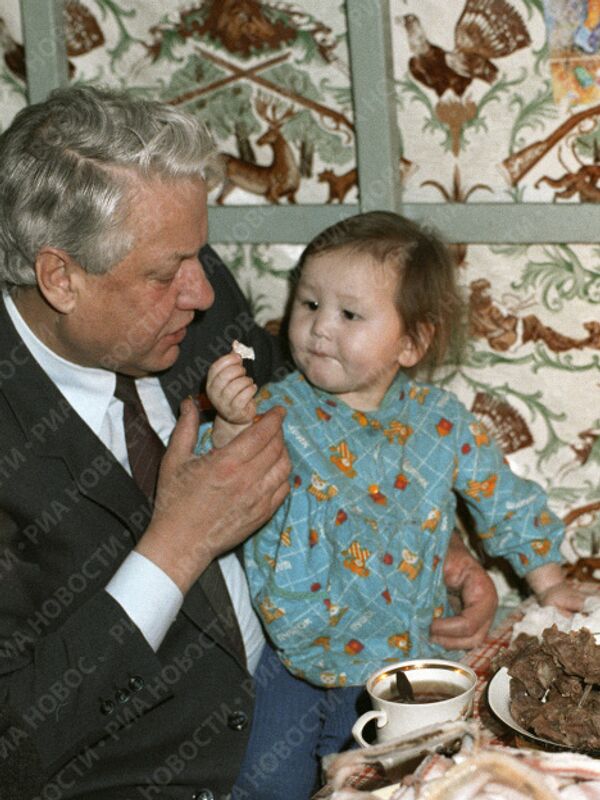Ельцин кормит девочку