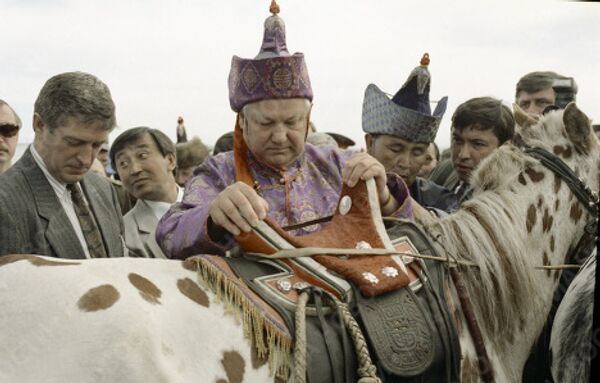 Ельцин во время посещения высокогорного пастбища в окрестностях Кызыла