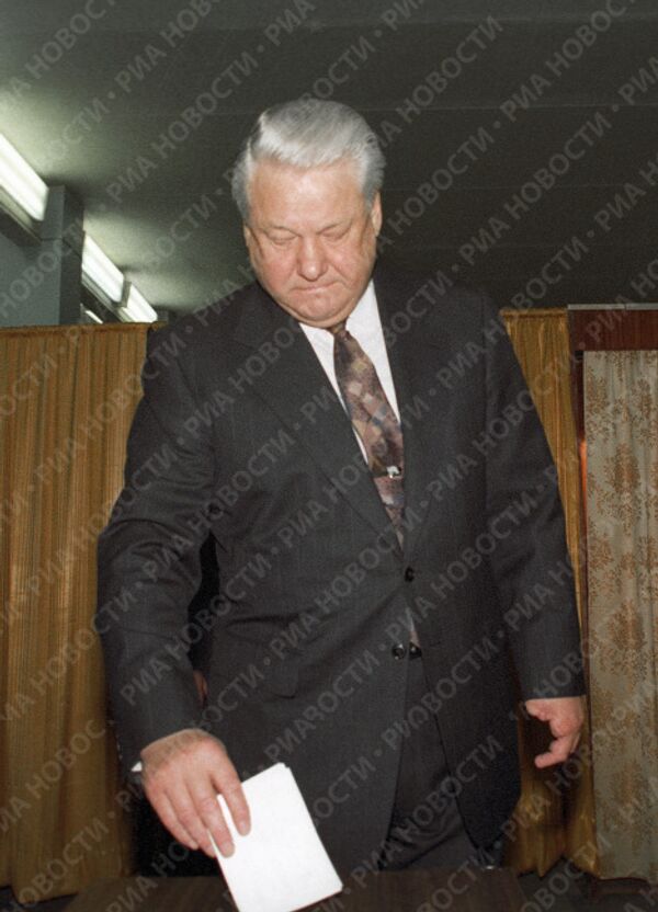 Ельцин опускает бюллетень