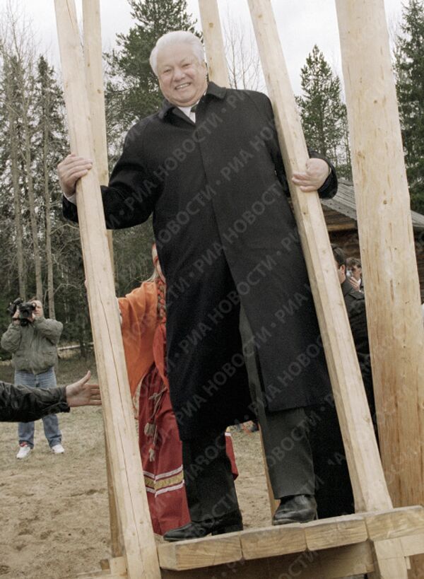 Ельцин в Архангельском музее деревянного зодчества Малые Корелы