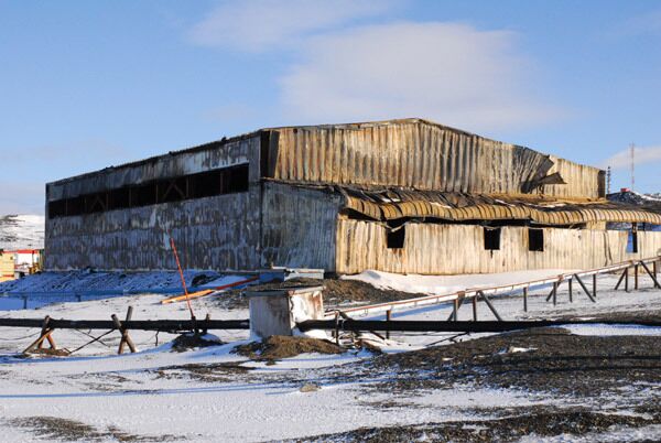 Сгоревший спорткомплекс чилийской станции в Антарктиде