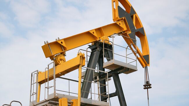 Штанговый насос на нефтяной скважине. Архивное фото Штанговый насос на нефтяной скважине. Архивное фото