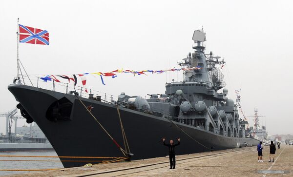 Флагман российского Тихоокеанского флота ракетный крейсер Варяг в Китае