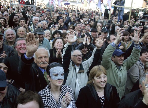 Участники митинга оппозиции на проспекте Руставели