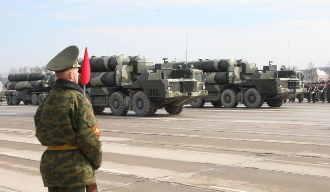 Репетиция участников военного Парада Победы на военном полигоне в Алабино