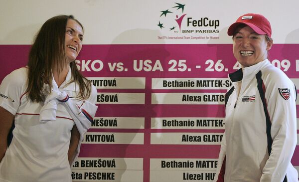Ивета Бенешова (слева) и Беттани Маттек-Сэндз во время жеребьевки полуфинального матча Кубка Федреции Чехия - США