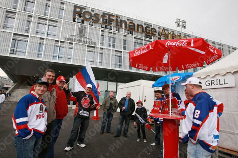 Болельщики у стадиона PostFinance Arena в Берне