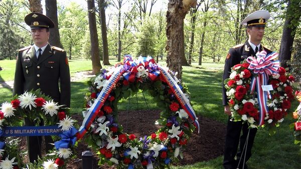 Посол РФ в Вашингтоне Сергей Кисляк возложил венок к мемориальной плите Дух Эльбы на Арлингтонском национальном кладбище.