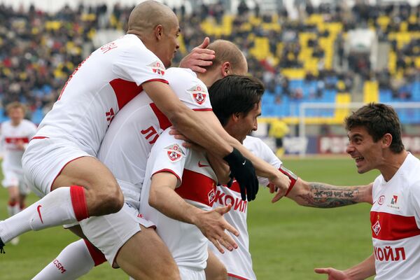Игроки Спартака радуются забитому мячу в ворота Рубина в матче 6-го тура ЧР