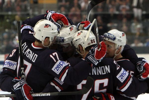 Хоккеисты сборной США празднуют победу над Латвией в матче ЧМ по хоккею