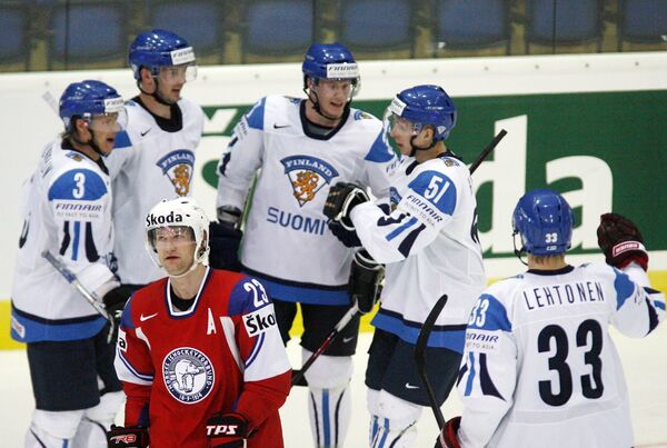 Хоккеисты сборной Финляндии празднуют гол в ворота норвежцев в матче чемпионата мира по хоккею