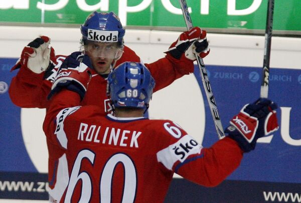 Хоккеисты сборной Чехии Ян Марек (слева) и Томаш Ролинек празднуют гол