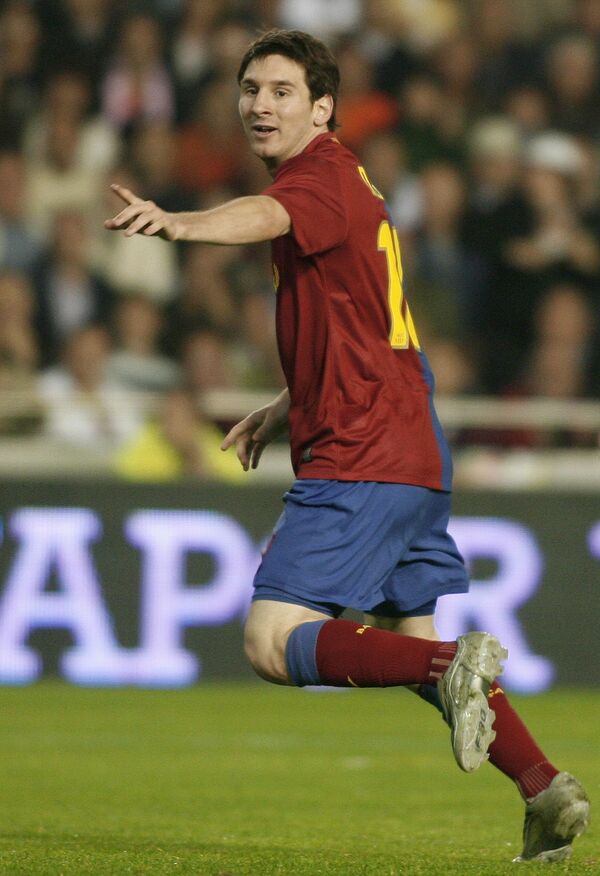 Лионель Месси празднует гол в ворота Валенсии в матче чемпионата Испании