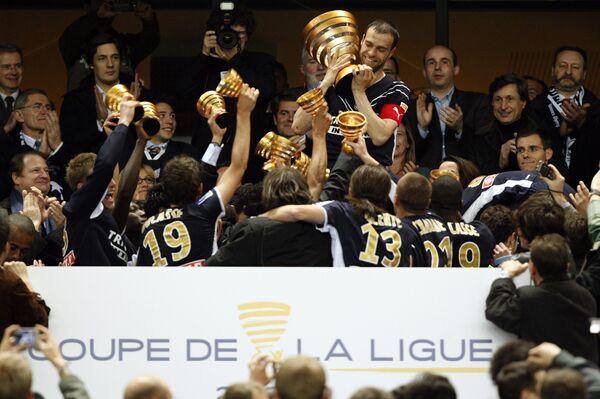 Футболисты Бордо празднуют победу в Кубке французской лиги