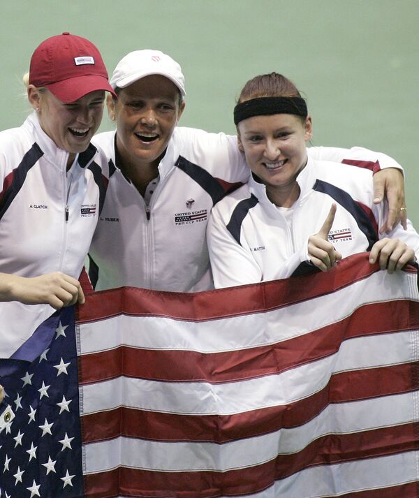 Теннисистки сборной США Алекса Глэтч, Лизель Хубер и Беттани Маттек-Сэндз (слева направо) празднуют победу над Чехией в полуфинале Кубка Федерации
