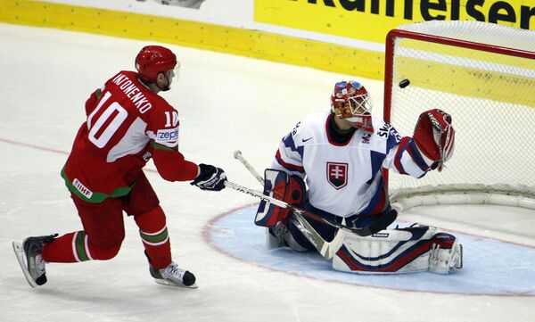 Нападающий сборной Белоруссии Олег Антоненко забивает победный буллит в ворота словаков в матче ЧМ-2009