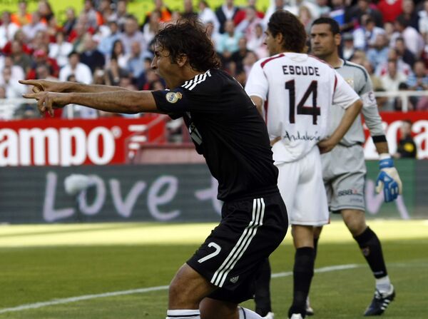 Нападающий Реала Рауль празднует гол в ворота Севильи в матче чемпионата Испании