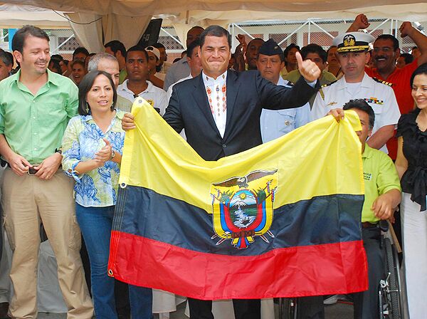 Рафаэль Корреа празднует победу на президентских выборах в Эквадоре
