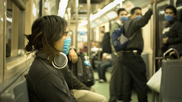 Пассажиры поезда в Мехико надевают маски.