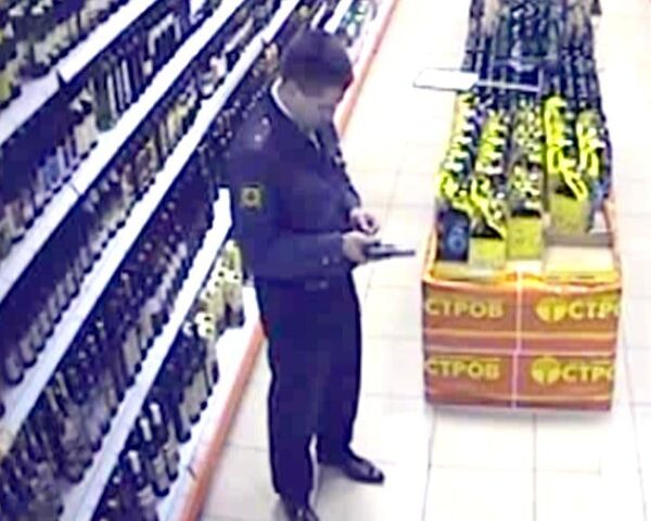 Милиционер в Москве расстрелял людей в магазине. Видео камеры слежения
