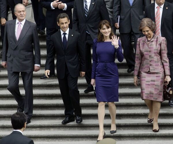 Король Испании Хуан Карлос I, президент Франции Николя Саркози с супругой Карлой Бруни и королева София