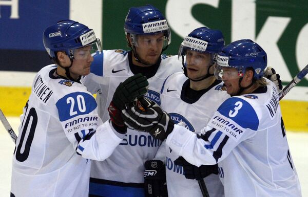 Финские хоккеисты поздравляют Нико Капанена (второй справа) с голом в ворота Дании в матче ЧМ-2009