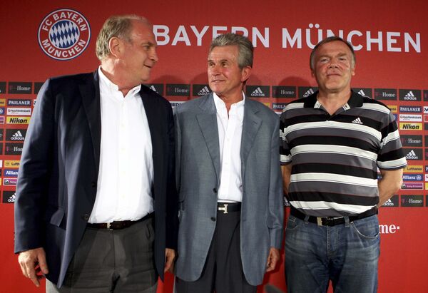 Генеральный менеджер Баварии Ули Хенесс, новый главный тренер Юпп Хайнкес и его помощник Херманн Герланд (слева направо)