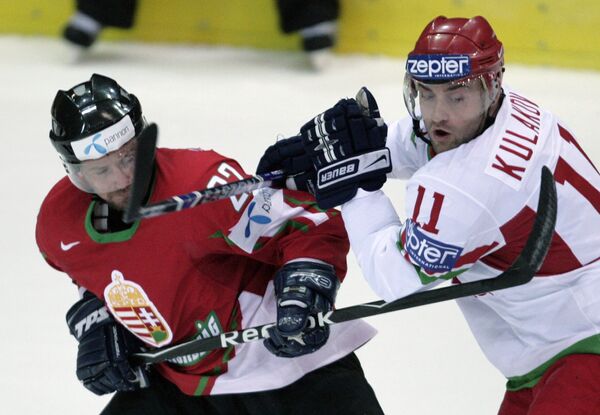 Нападающий сборной Белоруссии Александр Кулаков (справа) ведет борьбу против форварда венгров Роджера Холеци в матче ЧМ-2009 по хоккею