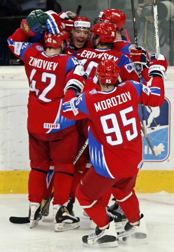 Российские хоккеисты поздравляют Илью Ковальчука с голом