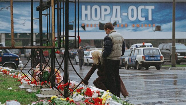 Возложение цветов у Театрального центра на Дубровке. Архивное фото