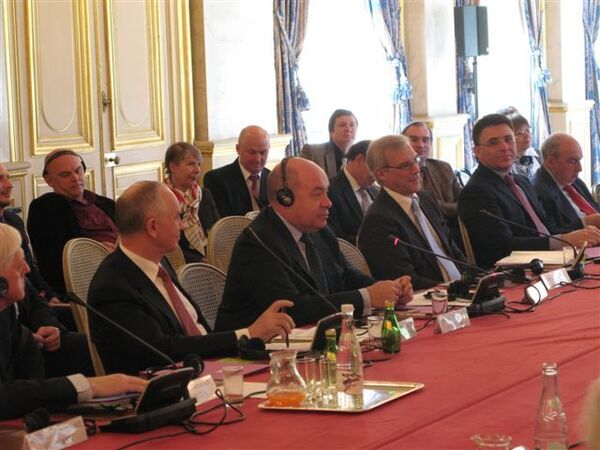 Участники заседания российского-французского оргкомитета по проведению Года России во Франции и Года Франции в России