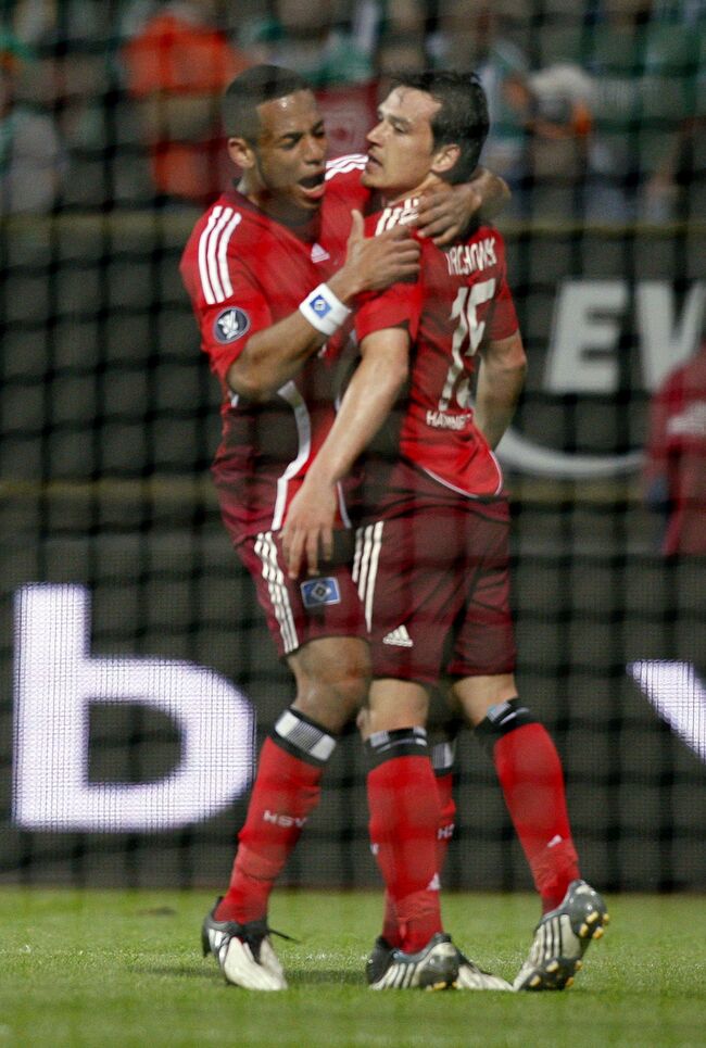 Защитник Гамбурга Деннис Аого (слева) поздравляет Петра Троховски с голом в ворота Вердера в полуфинальном матче Кубка УЕФА