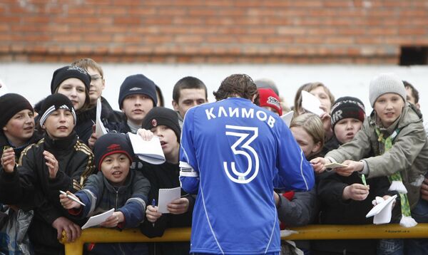 Полузащитник Томи Валерий Климов дает автографы после матча