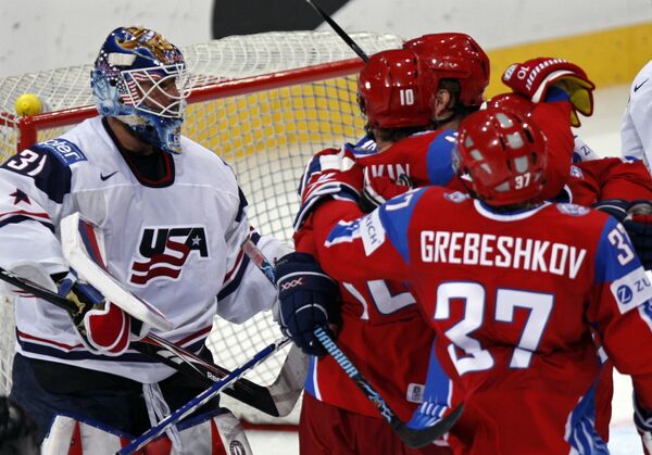 Хоккеисты сборной России празднуют гол в ворота голкипера американцев Роберта Эша (слева) в матче ЧМ-2009