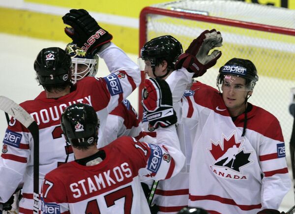 Сборная Канады по хоккею празднует победу над норвежцами в матче ЧМ-2009